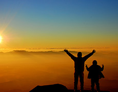 『嫁と息子と初日の出』 若松 正寛さん　2016年1月1日　霧島山高千穂の峰頂上