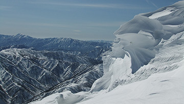 【大野市長賞】『嵐の翌日の雪庇』 木下 佳幸さん　2015年2月16日 大野市荒島岳頂上直下