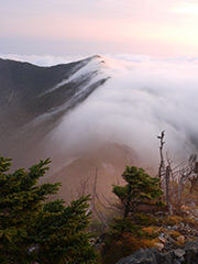 『日の出の大峯奥駈道　流れる雲海』 吉田 誠一さん　2009年9月22日 奈良県大峰釈迦が岳山頂