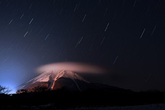 『夜の笠雲と大山』 朝田 菊緒さん　2014年3月22日 鳥取県・大山山麓