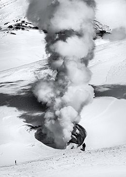 【ジェットボイル賞】『The photographer & Volcanic Smoke』 Piers Yanoさん　2018年3月27日 北海道旭岳