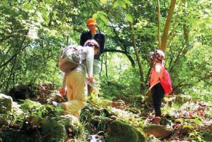 親子3人で登山を楽しんでいる様子