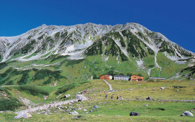 立山でトレッキングをする写真