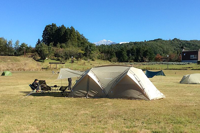 キャンプサイトにテントを配置したイメージ