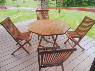 ４人掛けのチェアと１台のテーブルを備えたテラス