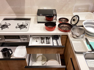 キッチン周りの調理器具一式の画像