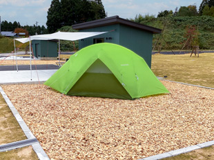 テントサイトにテントを設営している様子