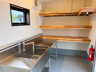 ユニットキャンプサイト内の調理スペースと棚