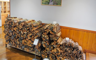 ビジターセンター内で積み重なった薪の画像。