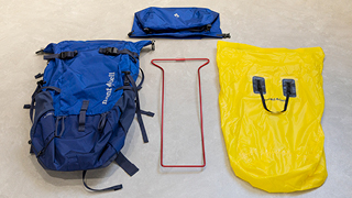 パックパックの各パーツを取り外し、並べた状態