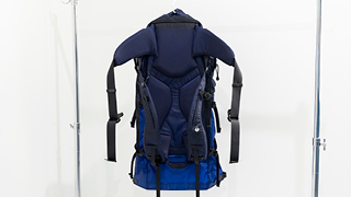 バックパックを上下逆さまに吊るし、乾かしている様子