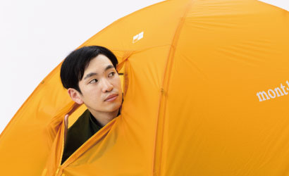 レインフライのダブルスライダージッパーで上部から顔を出している様子