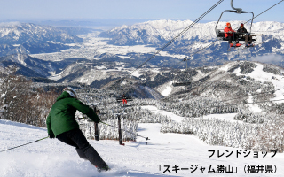 スキー場でスキーをしている男性