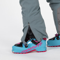 ボトムジッパーを開いている様子