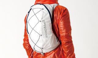 バックパックを背負っている機能写真