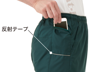 ショーツのポケットにスマートフォンを収納している機能写真に反射テープの図示