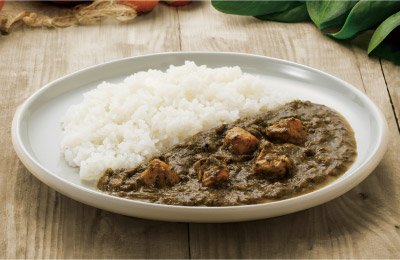 皿に盛ったサグチキンカレー