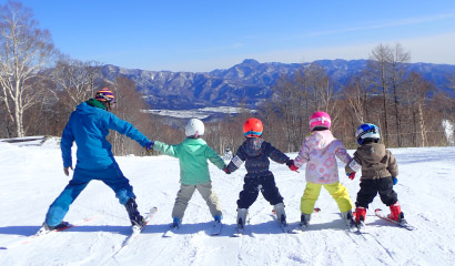 フレンドヴィレッジ 片品村オグナほたかスキー場でスキーに挑戦する子どもたち
