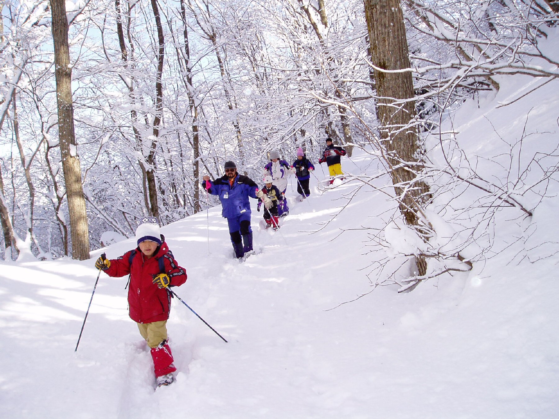 親子で雪山をスノーシューハイクするイメージ画像