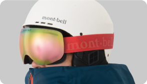 ヘルメットの上からゴーグルを着用する姿