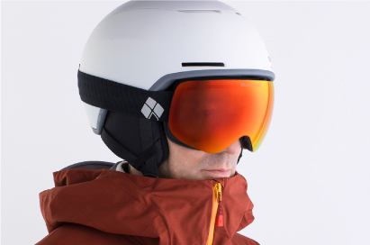 斜めを向く、アルパインゴーグルを着用する男性