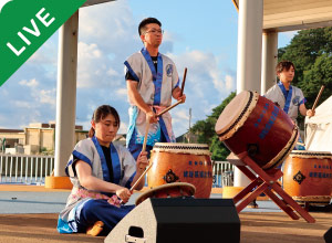 風の会メンバーが野外で太鼓を披露している写真