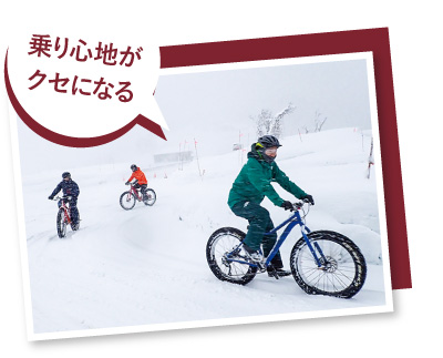 3人の人が雪の上を走ることのできるファットバイクを楽しんでいる写真