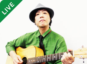 ミュージシャン近藤金吾さんが、ギターを持っている写真