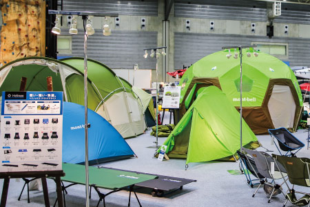 テントやコット、チェアが並べられた展示場イメージ