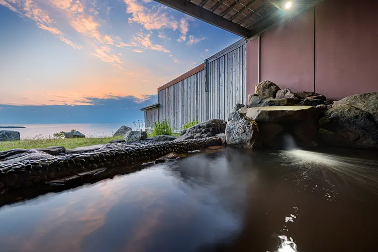 施設内の露天風呂とそこから見える景色のイメージ