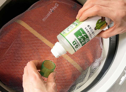 洗濯機で洗濯する様子。