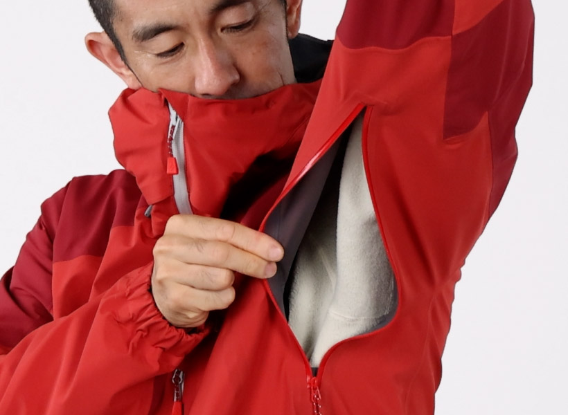 脇に衣服内の汗の蒸れを素早く逃がすことができるスムースピットジップ。