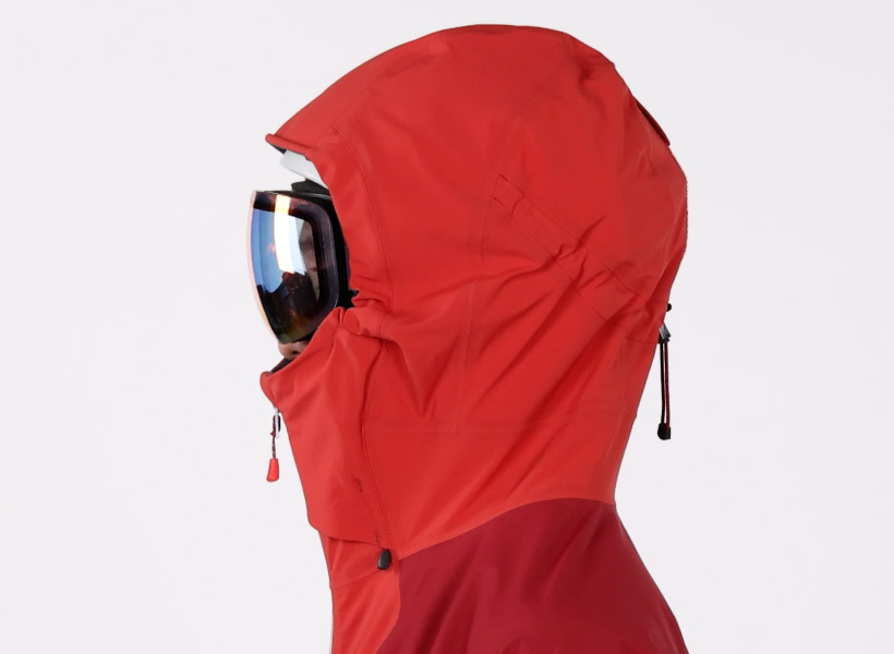 ヘルメットの着用の有無に関わらず、高いフィット感が得られる立体フードパターン。