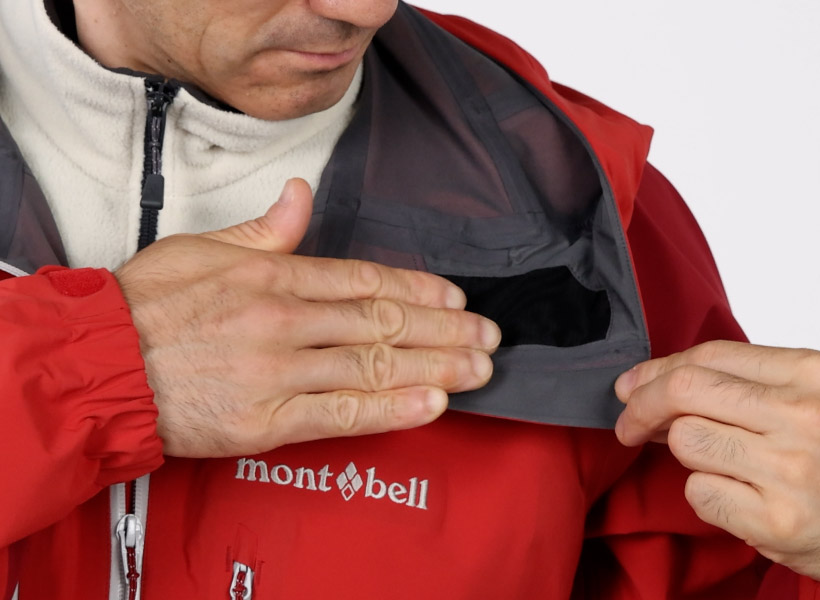 呼気をウエア外に排出する通気口。