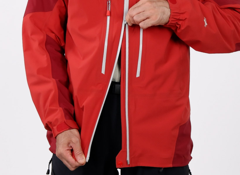 メインジッパーは下からも開くことができ、ハーネス着用時のロープ操作がしやすい仕様。