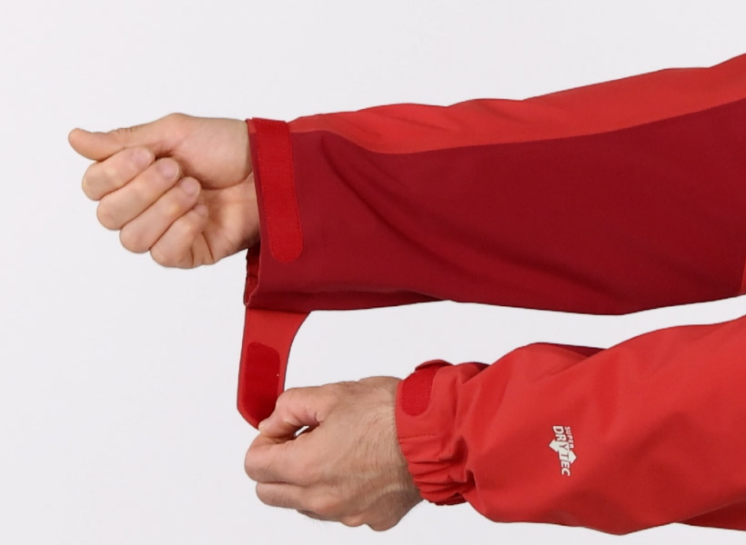 袖口のフィット感はベルクロで簡単に調節可能。