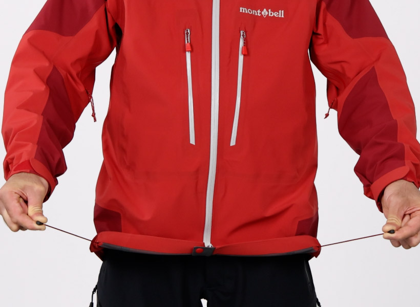 裾のフィット感はドローコードで素早く調節可能。