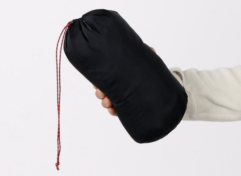 専用スタッフバッグ付きでコンパクトに収納可能。