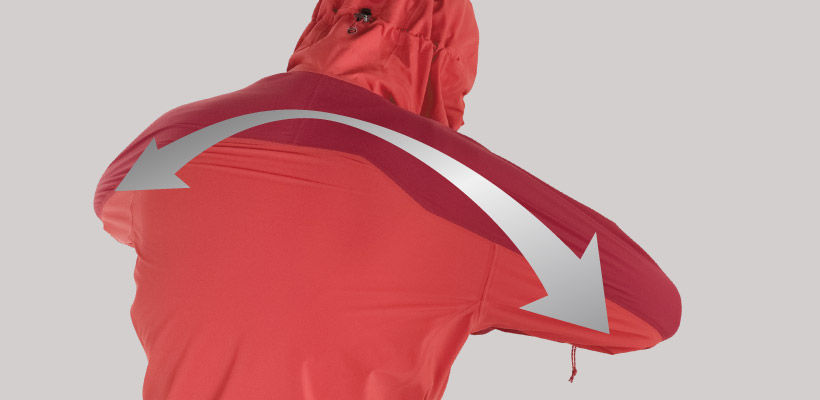 背面を伸ばして生地がストレッチしている様子。