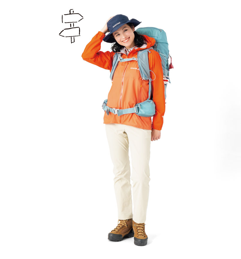 オレンジ色のレインジャケットとアイボリー色のトレッキングパンツを着用し、水色の中型バックパックを背負った女性モデル。ネイビーのハットをかぶっている