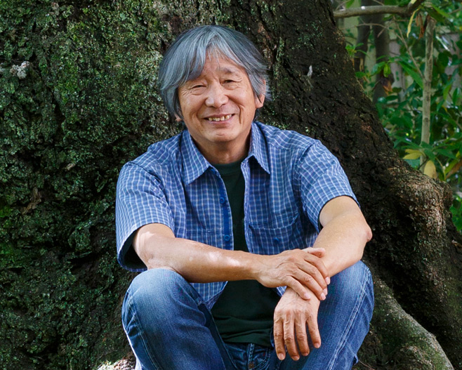 モンベル代表辰野勇が木の前でしゃがんでいるプロフィール画像