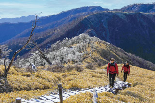 残雪の山